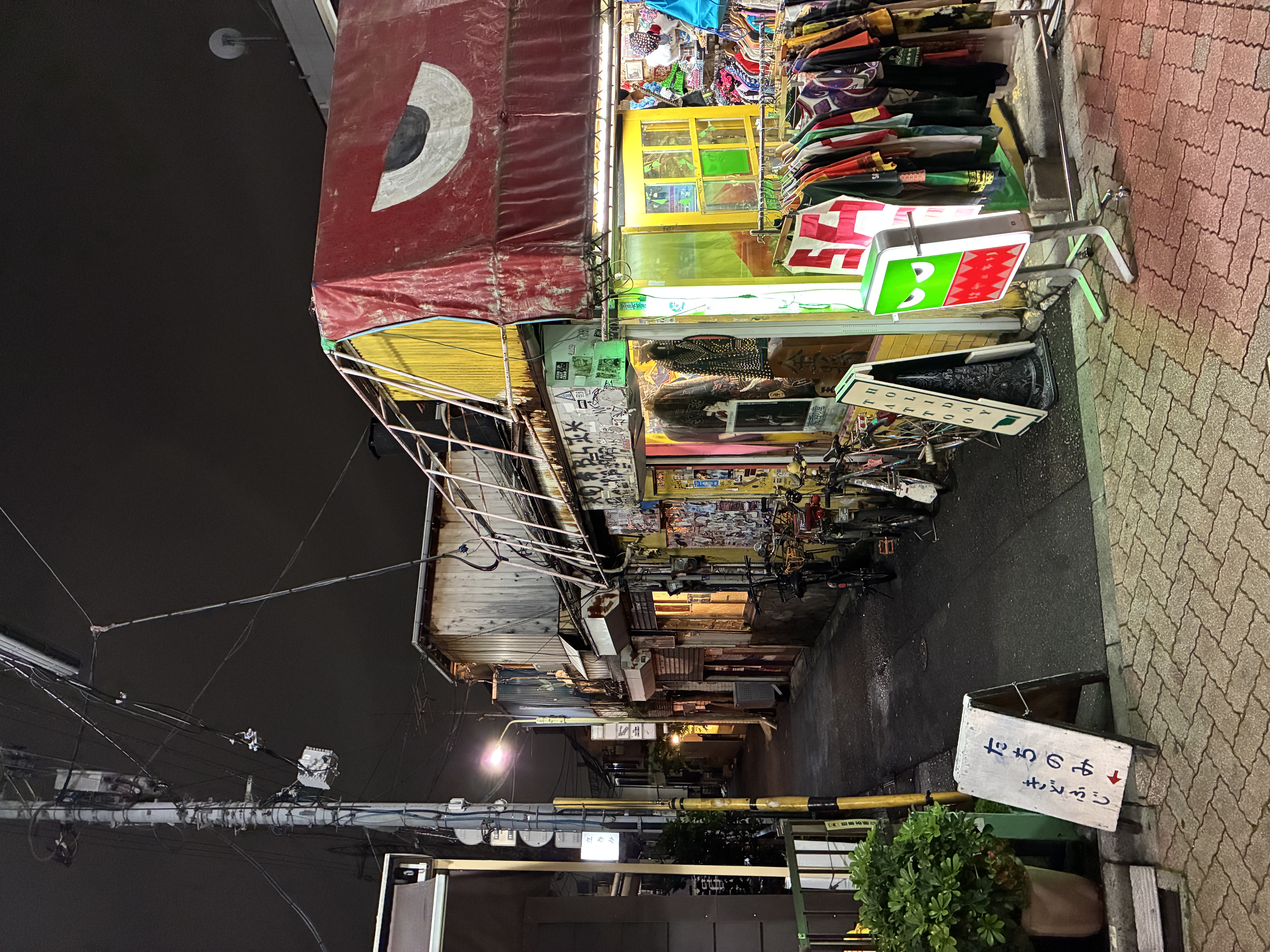 店舗が並ぶキタコレビル周辺の外観