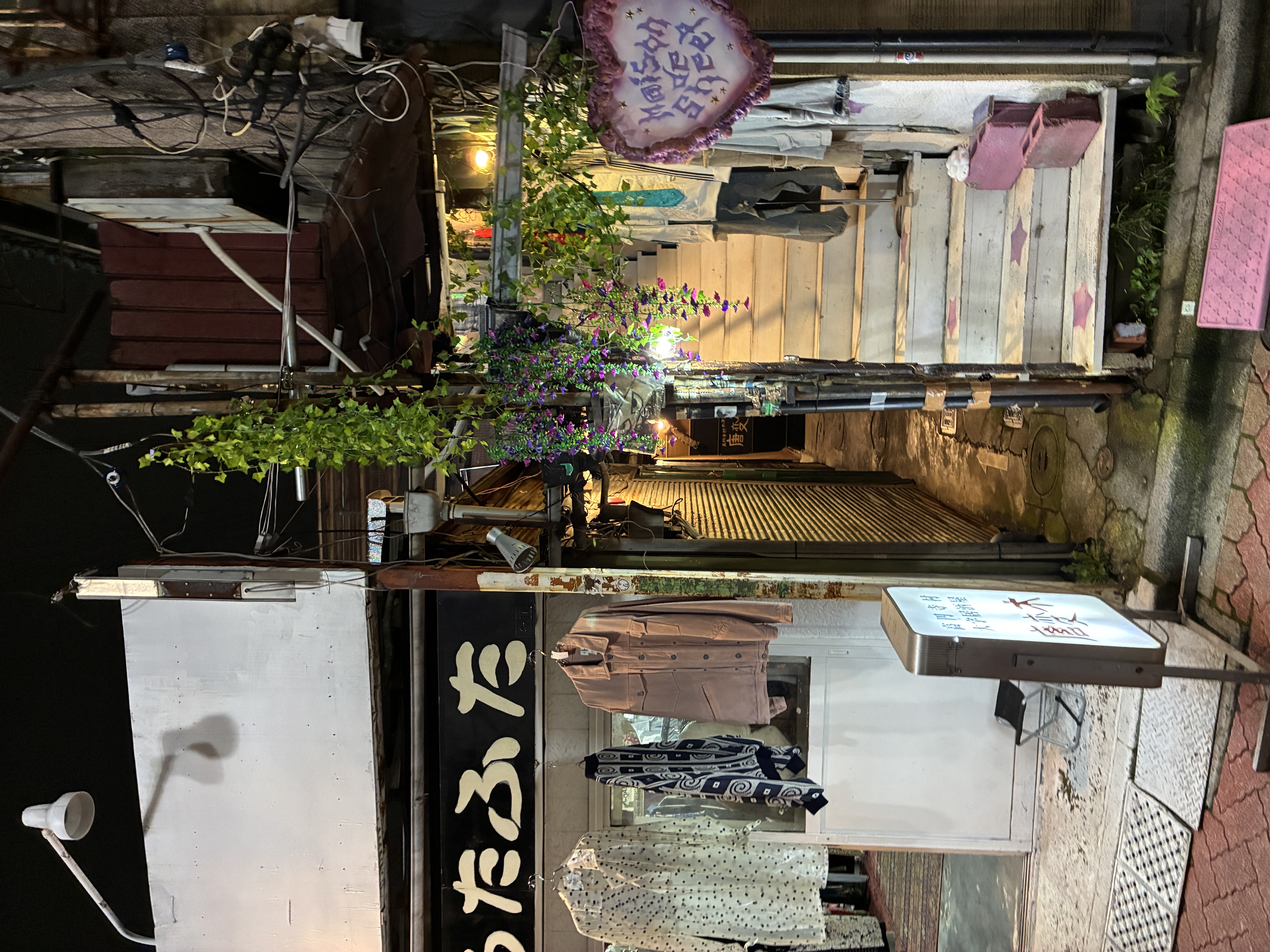 店舗の間に見える通路と白い階段